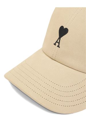 Cappellino ricamato Ami de Coeur beige AMI | UCP265AW0041229