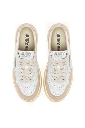Medalist Low Sneakers In White And Gold Leather AUTRY | AULWLS75WHTGOLD