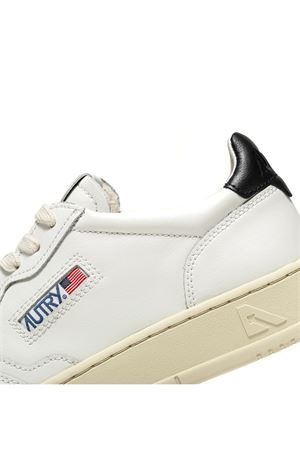 Medalist Low Sneakers In White and Black Leather AUTRY | AULMLL22.