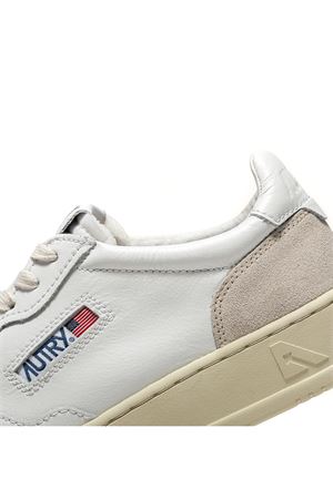 Medalist Low Sneakers In White And Beige AUTRY | AULMLS33.