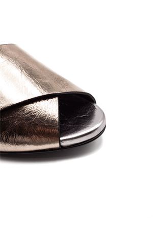 Sandalo in pelle colore platino metallizzato DONNARÍ | GD02LSUGARALBA