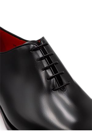 Stringata oxford in pelle anticata nera SANTONI | MCBD19171BJ1GNTGN01.